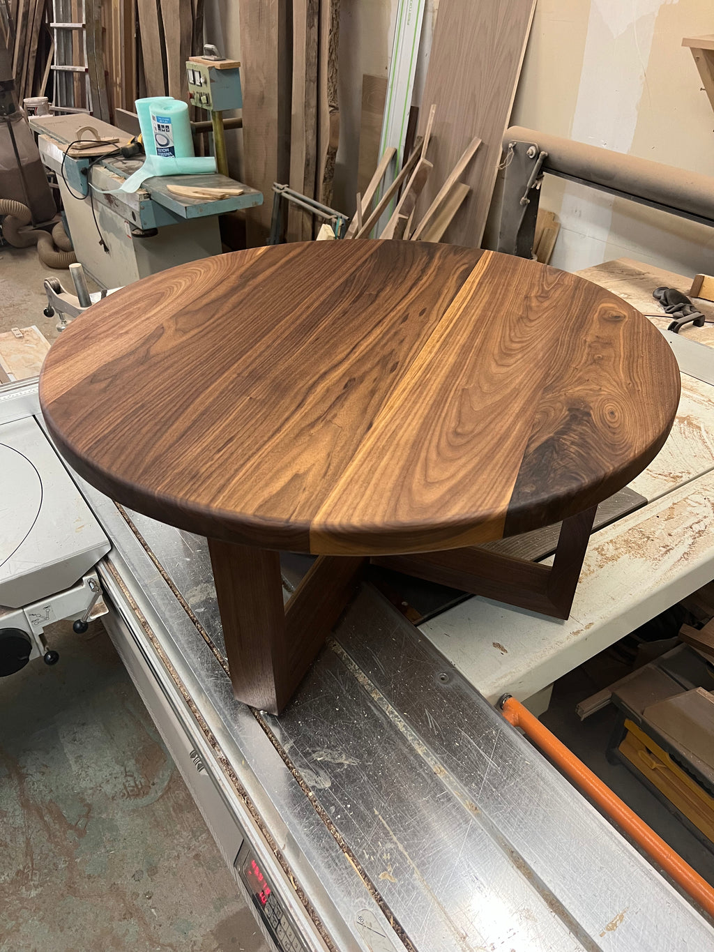 Round & Oval Hardwood Tables